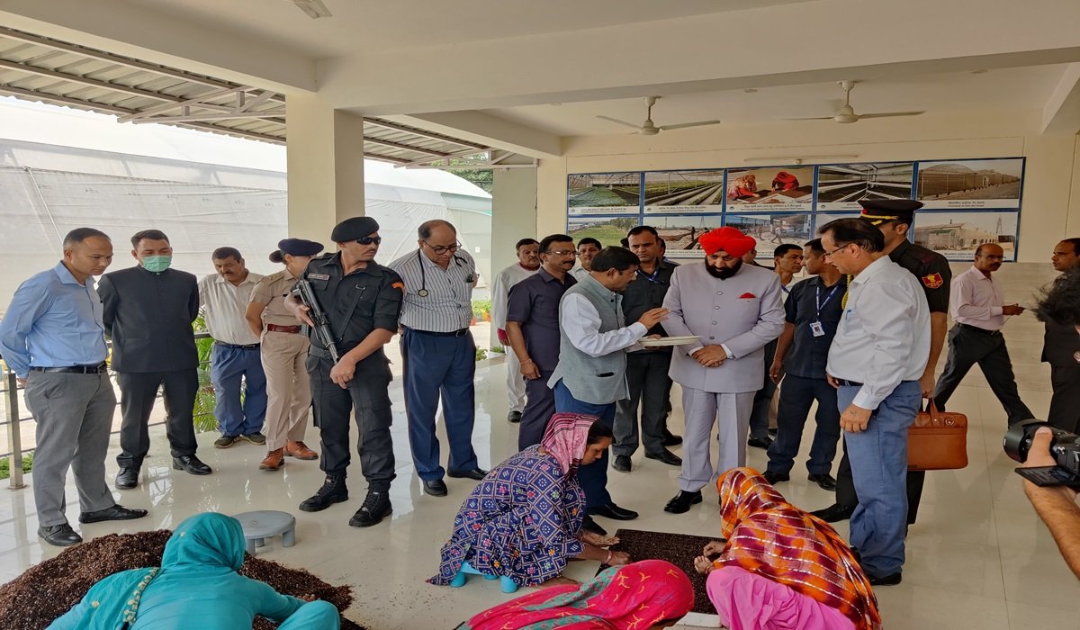 Centre for Aromatic Plants की नर्सरी का निरीक्षण करते उत्तराखंड के गवर्नर 