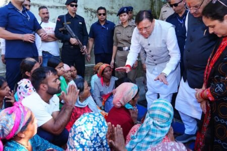 आपदा प्रभावित लोगों संग सीएम धामी ने मनाई दिवाली, कहा-आपका दर्द हमारा