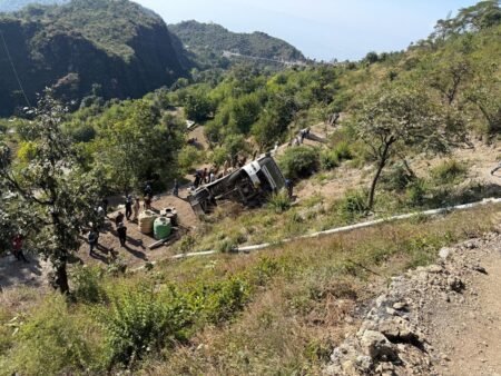 Accident In Tehri : श्रद्धालुओं से भरी बस 70 फिट गहरी खाई में गिरी, पांच की मौत, रेस्क्यू जारी