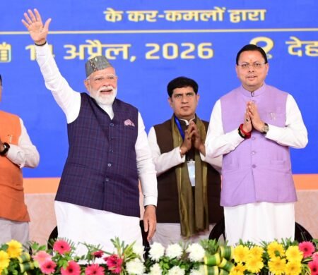 देवभूमि में मोदी-धामी की जुगलबंदी: प्रधानमंत्री ने थपथपाई युवा मुख्यमंत्री की पीठ