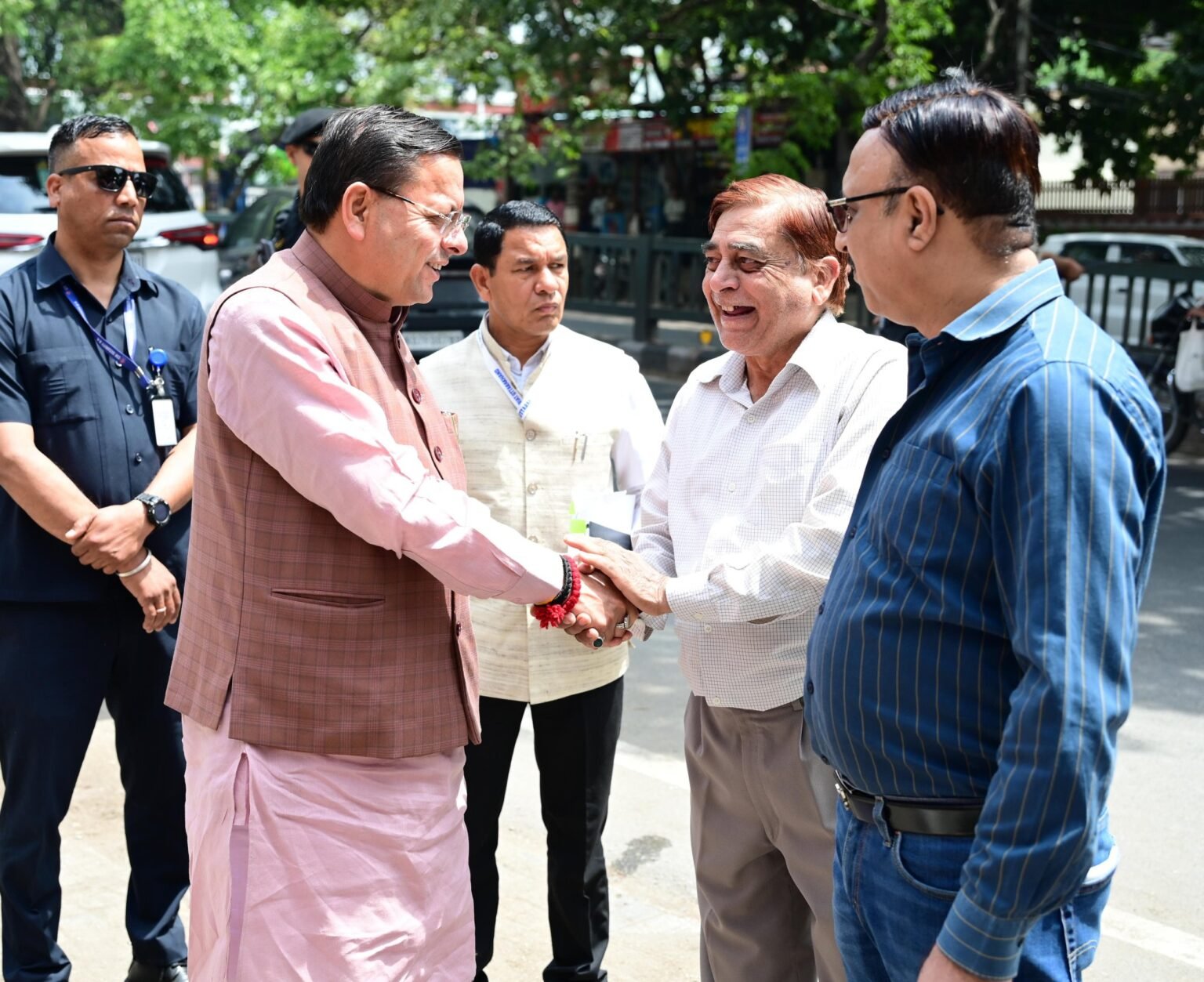 सीएम हेल्पलाइन की हकीकत जानने सड़कों पर उतरे मुख्यमंत्री धामी, जाखन में अधिकारियों को लगाई फटकार