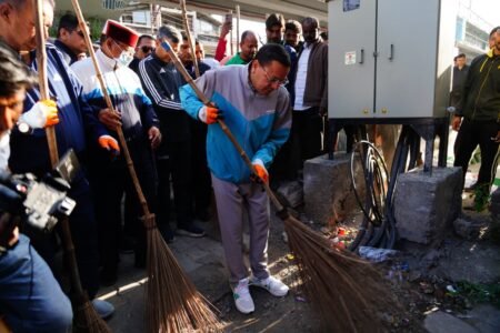 बल्लूपुर चौक में सीएम धामी ने उठाई झाड़ू…स्वेच्छा से स्वच्छता अभियान का आगाज