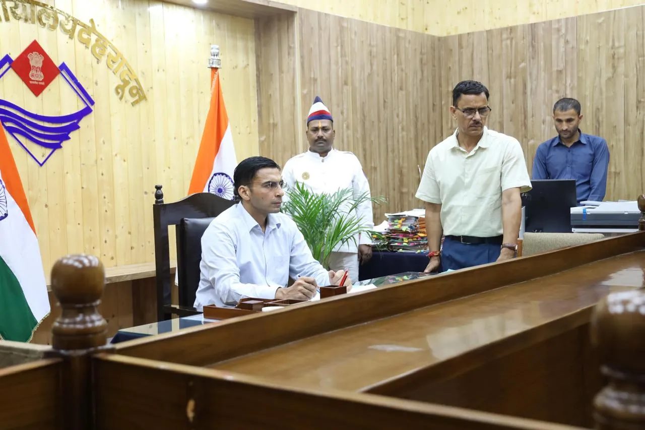 एटीएस कॉलोनी में दबंग बिल्डर पर डीएम का बड़ा एक्शन
