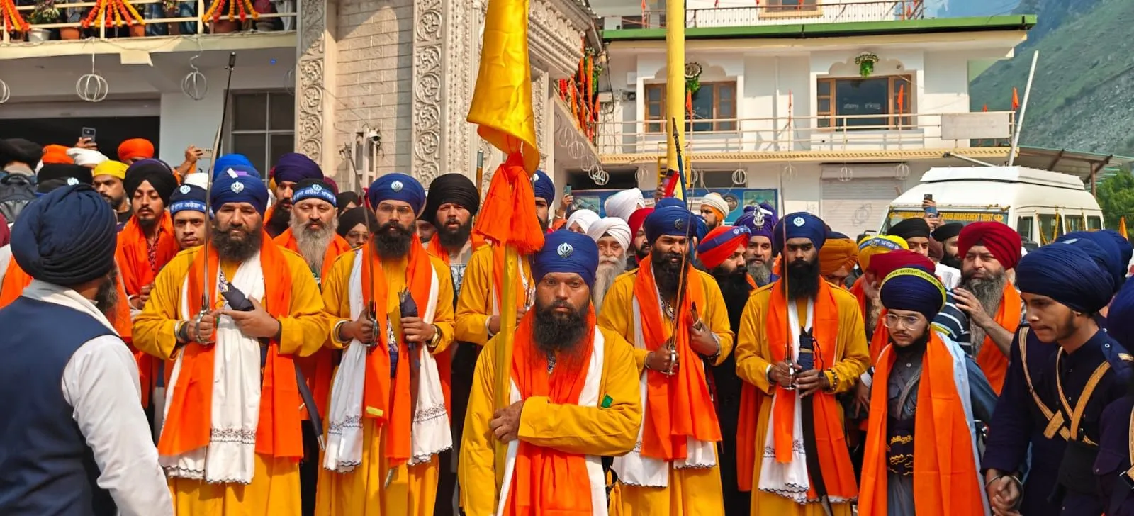 पंज प्यारों की अगुवाई में हेमकुंड साहिब यात्रा का शुभारंभ, रवाना हुआ पहला जत्था