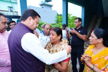 CM Dhami ने स्वतंत्रता दिवस की पूर्व संध्या पर शहीद अमित कुमार अणथ्वाल के परिजनों से की भेंट
