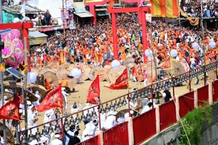 Shaktipeeth मां वाराही के धाम देवीधुरा में फलों-फूलों से बरसी बग्वाल, ऐतिहासिक पाषाण युद्ध के साक्षी बने लाखों श्रद्धालु